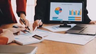 Masada dizüstü bilgisayar ve mali verilerle çalışan iş ekibi