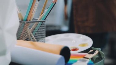 Sanatçının işyeri. sanatçı fırça ve paletle resim yapar.