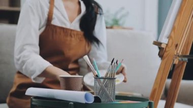 Resim stüdyosunda fırçayla resim yapan kadın. yaratıcı çalışma