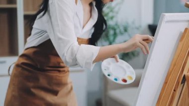 Stüdyoda resim sanatçısı, seçici odak