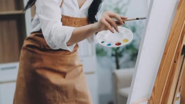 Tuvale resim yapan kadın.