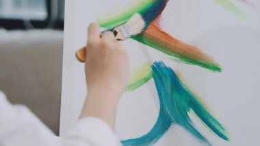 Stüdyoda resim yapan sanatçı, seçici bir odak noktası.