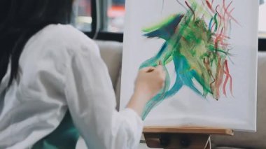 Sanatçının tuvale yaptığı resmin yakın plan resmi.