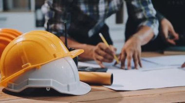 BlueBell ve planlarıyla inşaat alanında çalışan mühendis adam mimar, inşaat endüstrisi konsepti.