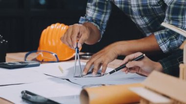 Ofiste çalışan mimar adam, inşaat konsepti.