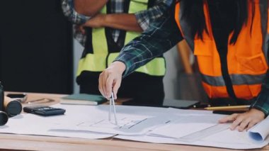 İnşaat alanında proje üzerinde çalışan mimar mühendis ya da mühendis. İnşaat mühendisi veya mühendisi inşaat alanında çalışıyor, mühendislik konsepti.