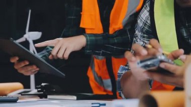 Tablet ve planla çalışan mühendis