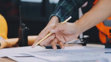 Ofiste planlı çalışan mühendis ya da mimar