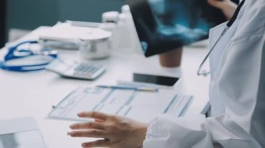 dijital bilgisayar kullanan doktor