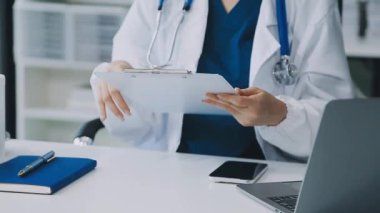 İşyerinde tablet bilgisayarı olan doktor
