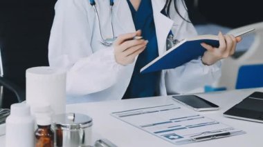 Doktor bilgisayar üzerinde çalışıyor.