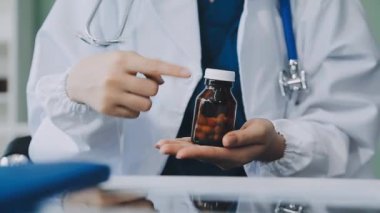 Doktor hap tutarak yakın çekim