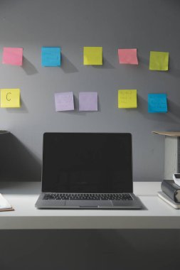 Laptop bilgisayar ve ofis malzemeleriyle stüdyo çalışma alanı. Evden çalışıyorum. Kopyalama alanı ile