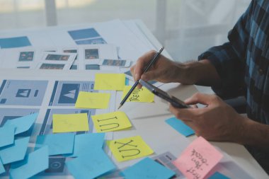ux Grafik Tasarımcı Yaratıcı Tasarım Planlama Uygulama Süreç Geliştirme Web Cep telefonu için prototip kablo geliştirme. Kullanıcı deneyimi kavramı.