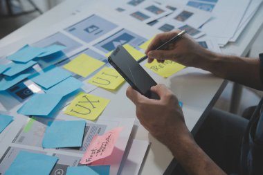 ux Grafik Tasarımcı Yaratıcı Tasarım Planlama Uygulama Süreç Geliştirme Web Cep telefonu için prototip kablo geliştirme. Kullanıcı deneyimi kavramı.