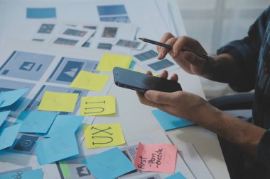 ux Grafik Tasarımcı Yaratıcı Tasarım Planlama Uygulama Süreç Geliştirme Web Cep telefonu için prototip kablo geliştirme. Kullanıcı deneyimi kavramı.