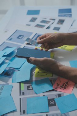 ux Grafik Tasarımcı Yaratıcı Tasarım Planlama Uygulama Süreç Geliştirme Web Cep telefonu için prototip kablo geliştirme. Kullanıcı deneyimi kavramı.