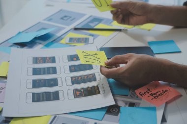 ux Grafik Tasarımcı Yaratıcı Tasarım Planlama Uygulama Süreç Geliştirme Web Cep telefonu için prototip kablo geliştirme. Kullanıcı deneyimi kavramı.