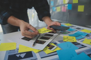 ux Grafik Tasarımcı Yaratıcı Tasarım Planlama Uygulama Süreç Geliştirme Web Cep telefonu için prototip kablo geliştirme. Kullanıcı deneyimi kavramı.