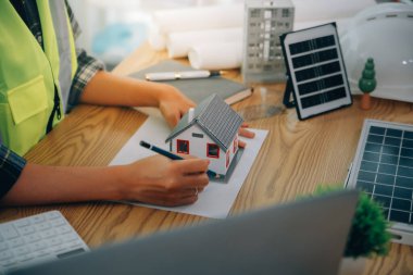 Rüzgar enerji mühendisi yerleşim bölgesi için proje tasarlıyor ve geliştiriyor