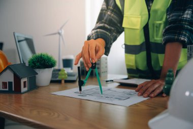 Rüzgar enerji mühendisi yerleşim bölgesi için proje tasarlıyor ve geliştiriyor