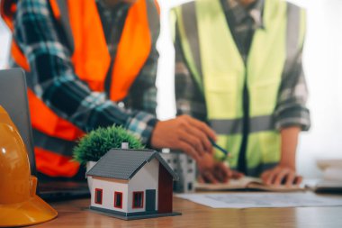 Rüzgar enerji mühendisi yerleşim bölgesi için proje tasarlıyor ve geliştiriyor