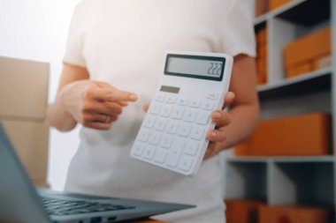 Başlangıçta küçük işletme girişimcisi KME, Asyalı kadın telefonla sipariş alıyor. Başarı genç Asyalı küçük işletme sahibi ev sahibi, çevrimiçi satış pazarlama teslimatı, KME e-ticaret tele pazarlama konsepti