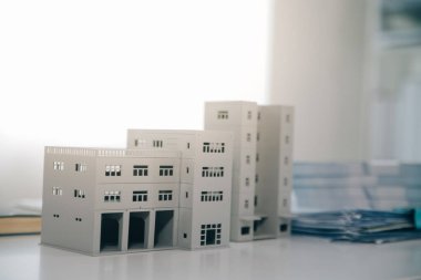 Emlakçı ev satın alma anlaşmasının şartları hakkında konuştu ve müşteriden sözleşmeyi yasal hale getirmek için belgeleri imzalamasını istedi, ev satışları ve ev sigortası kavramı.