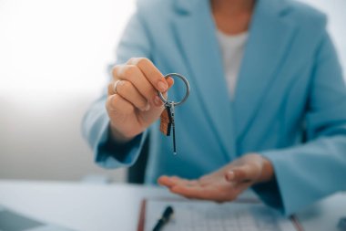 Emlakçı ev satın alma anlaşmasının şartları hakkında konuştu ve müşteriden sözleşmeyi yasal hale getirmek için belgeleri imzalamasını istedi, ev satışları ve ev sigortası kavramı.