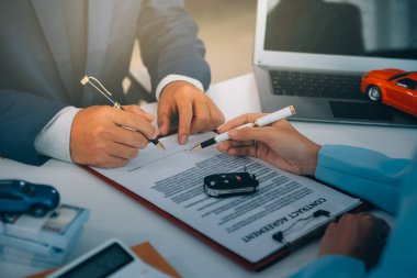 Sigorta memurları arabanın anahtarlarını kiracıdan sonra verir. bir otomobil sigortası belgesi ya da kira ya da anlaşma belgesi imzalamışlarsa veya yeni veya kullanılmış bir arabayı satın almışlarsa veya satmışlarsa