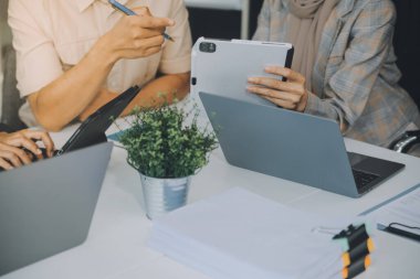 Şirket büyümesi projesini tartışan finans müdürü toplantısı başarılı mali istatistikler, strateji planı için belge, dizüstü bilgisayar ve dijital tabletle çalışan profesyonel yatırımcı.