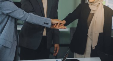 Bir grup iş adamı ofiste toplanıyor. İş takım çalışması..