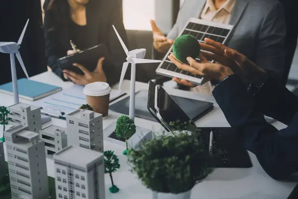 Yeşil Enerji Şirketi, güneş pili ve rüzgar türbini jeneratörü ile sürdürülebilir ve yenilenebilir temiz enerji ürünlerinin pazarlanmasını planlayan ve görüşen iş adamlarıyla görüşüyor. Önde.