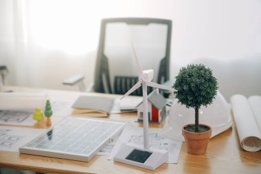 Rüzgar enerji mühendisi yerleşim bölgesi için proje tasarlıyor ve geliştiriyor