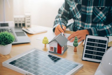 Rüzgar enerji mühendisi yerleşim bölgesi için proje tasarlıyor ve geliştiriyor