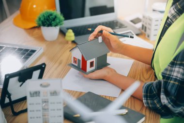 Rüzgar enerji mühendisi yerleşim bölgesi için proje tasarlıyor ve geliştiriyor