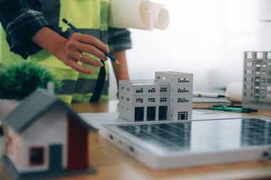 Rüzgar enerji mühendisi yerleşim bölgesi için proje tasarlıyor ve geliştiriyor