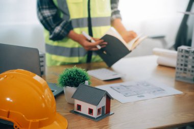 Rüzgar enerji mühendisi yerleşim bölgesi için proje tasarlıyor ve geliştiriyor