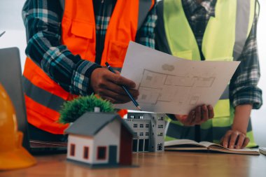 Rüzgar enerji mühendisi yerleşim bölgesi için proje tasarlıyor ve geliştiriyor