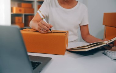 Başlangıçta küçük işletme girişimcisi KME, Asyalı kadın telefonla sipariş alıyor. Başarı genç Asyalı küçük işletme sahibi ev sahibi, çevrimiçi satış pazarlama teslimatı, KME e-ticaret tele pazarlama konsepti