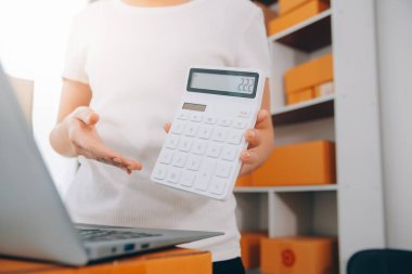 Başlangıçta küçük işletme girişimcisi KME, Asyalı kadın telefonla sipariş alıyor. Başarı genç Asyalı küçük işletme sahibi ev sahibi, çevrimiçi satış pazarlama teslimatı, KME e-ticaret tele pazarlama konsepti