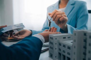 Emlakçı ev satın alma anlaşmasının şartları hakkında konuştu ve müşteriden sözleşmeyi yasal hale getirmek için belgeleri imzalamasını istedi, ev satışları ve ev sigortası kavramı.