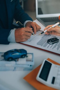 Sigorta memurları arabanın anahtarlarını kiracıdan sonra verir. bir otomobil sigortası belgesi ya da kira ya da anlaşma belgesi imzalamışlarsa veya yeni veya kullanılmış bir arabayı satın almışlarsa veya satmışlarsa