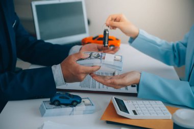 Sigorta memurları arabanın anahtarlarını kiracıdan sonra verir. bir otomobil sigortası belgesi ya da kira ya da anlaşma belgesi imzalamışlarsa veya yeni veya kullanılmış bir arabayı satın almışlarsa veya satmışlarsa