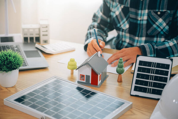 Инженер по ветроэнергетике проектирует и разрабатывает проект для жилого района