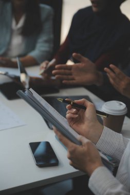 Toplantı odasında birlikte çalışan iş adamları, takım çalışması arka plan çizelgeleri ve grafikler, çift pozlama başarılı takım çalışması, iş planlama konsepti.