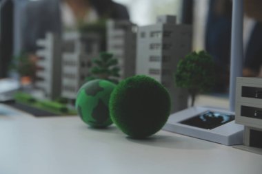 İş adamlarının şirket ofisinde rüzgar enerjisi hakkında görüşleri var. İş ekibi yel değirmeni ve alternatif yeşil enerji hakkında konuşuyor. Modern ofiste yönetici toplantısı.