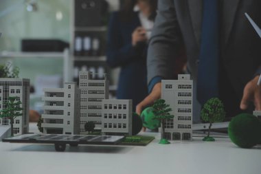 İş adamlarının şirket ofisinde rüzgar enerjisi hakkında görüşleri var. İş ekibi yel değirmeni ve alternatif yeşil enerji hakkında konuşuyor. Modern ofiste yönetici toplantısı.