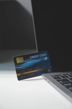 Koyu arkaplan, plastik kartlar ve banknotlar üzerindeki hesap makinesi