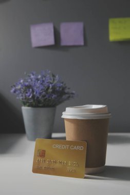 Hesap makinesini ay sonu harcama günü konsepti için beyaz masadaki posta ve kredi kartı grubuyla kapat